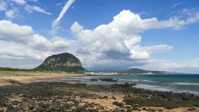 三帮山(著名的旅游景点)和济州岛的海滩视频素材