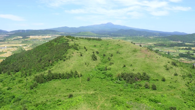 济州岛西浦的火山锥视频素材