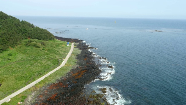 比阳岛(著名的旅游景点)在济州岛的海岸视图视频素材