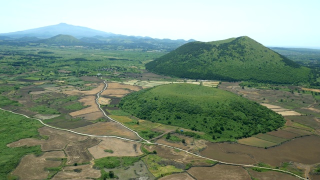 济州岛的达郎什Oreum(火山锥)周围的景观视频素材