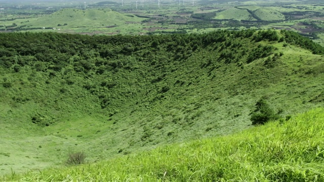 济州岛大浪溪Oreum火山坑(火山锥)视频素材