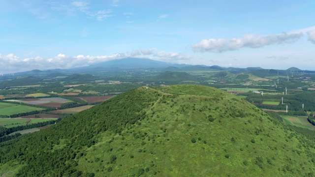 济州岛的达郎什Oreum(火山锥)周围的景观视频素材