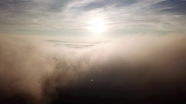 高空鸟瞰日出时的云和天空，灵感概念视频素材