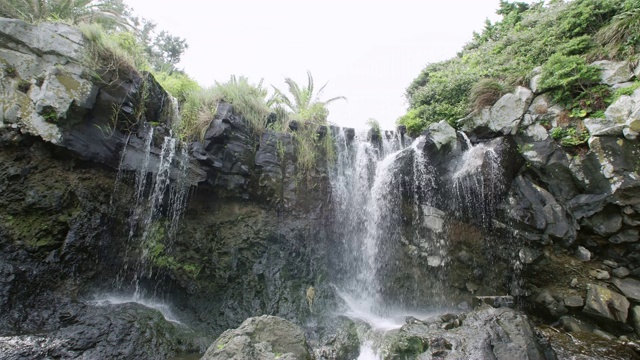 济州岛的Sojeongbang瀑布(著名的旅游景点)视频素材