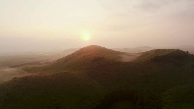 永努尼Oreum(火山锥)在济州岛被雾包围视频素材