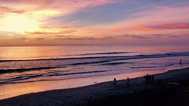 海滩上日落的时间流逝视频。视频素材