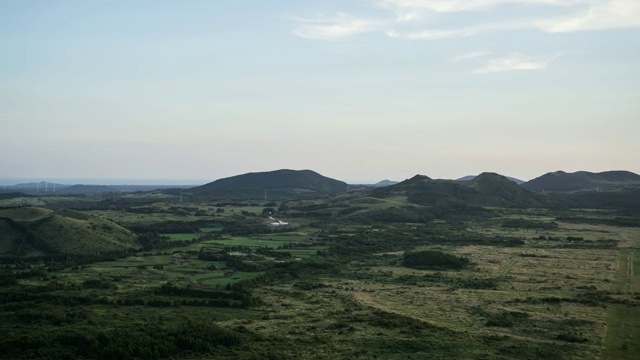 济州岛的Hallasan(韩国最高的山)和周围的火山锥视频素材