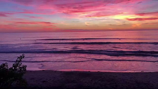 海滩上日落的时间流逝视频。视频素材