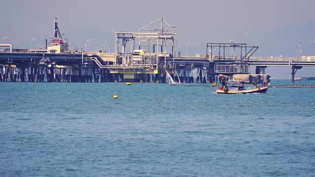 4K:石油管道炼油工业和海上加油站天然气视频素材