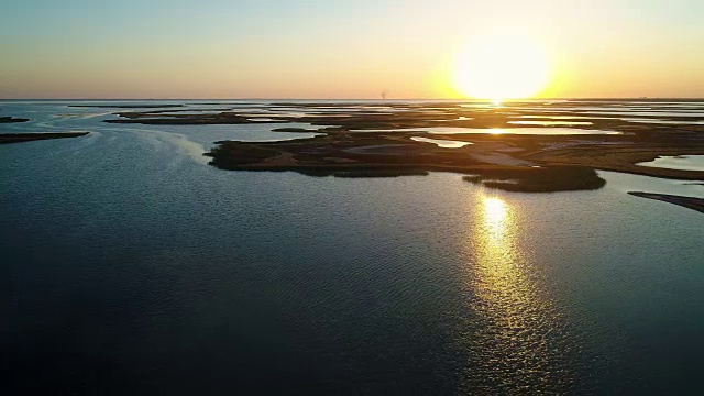 美丽湖泊上独特的岛屿视频素材