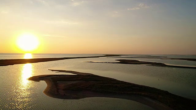 美丽湖泊上独特的岛屿视频素材