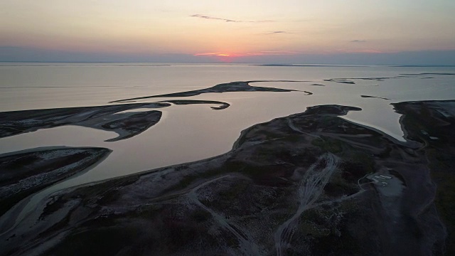 美丽湖泊上独特的岛屿视频素材