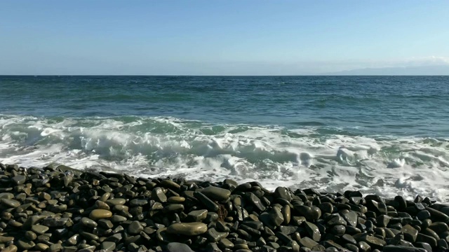 海滩上的石头视频素材