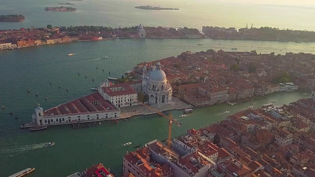 鸟瞰图。美丽的天际线日落在威尼斯大运河意大利视频素材