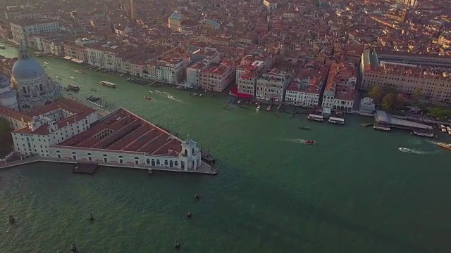 鸟瞰图。美丽的天际线日落在威尼斯大运河意大利视频素材