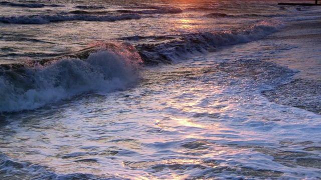 日落时的海浪视频素材