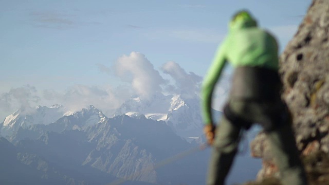 登山者在山上拉绳子。山里的救援行动。视频素材