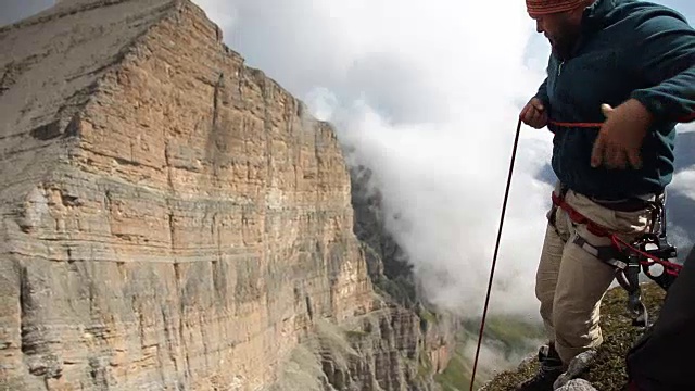 登山者在山上拉绳子。山里的救援行动。视频素材