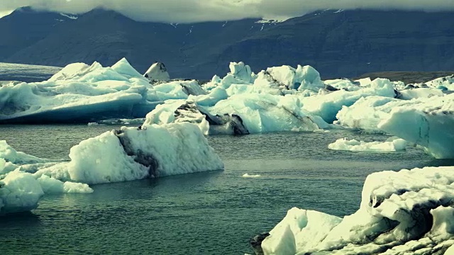 冰川泻湖与戏剧性的天空视频素材