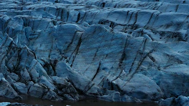 冰川泻湖与戏剧性的天空。冰裂缝视频素材