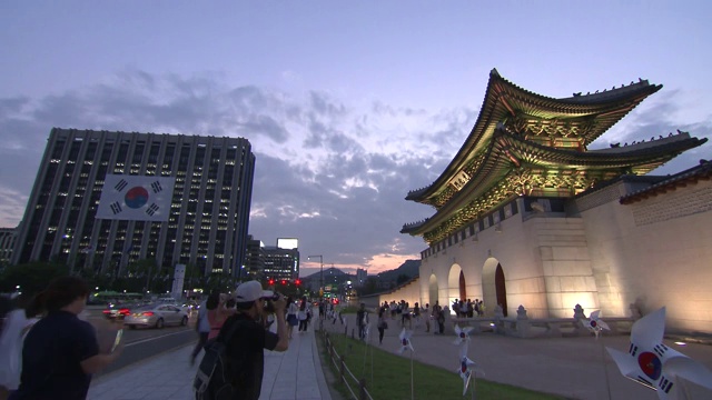 从白天到晚上在首尔Jong-no的Gwanghwamun Gate(gyeongbok贡宫入口)视频素材