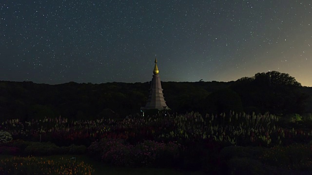 在宝塔顶端，星星围绕北极星的夜间运动视频下载