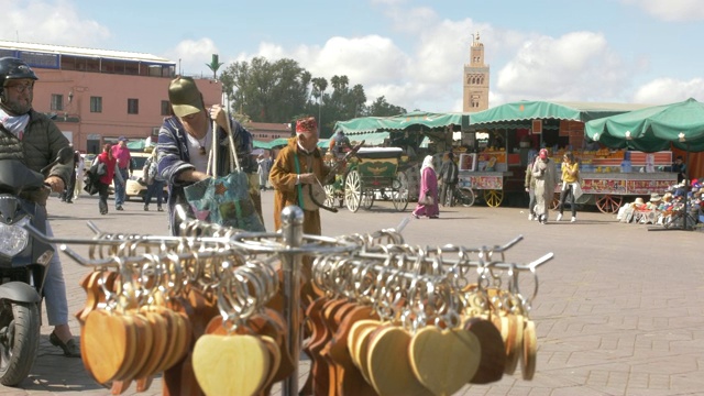 游客，出租车和活动Djemaa el Fna显示库图比亚尖塔，马拉喀什，摩洛哥，北非，非洲视频素材