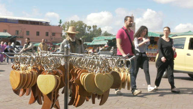 游客，出租车和活动Djemaa el Fna显示库图比亚尖塔，马拉喀什，摩洛哥，北非，非洲视频素材