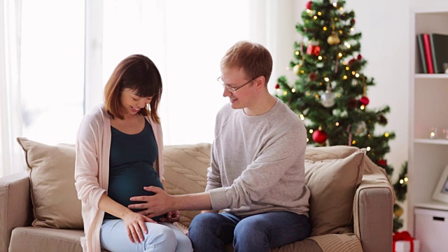 男人和孕妇在圣诞节回家视频素材