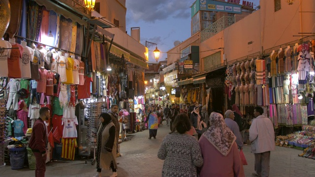 非洲，北非，摩洛哥，马拉喀什，Djemaa el Fna和medina黄昏时的活动视频素材