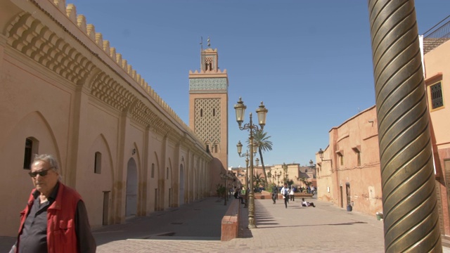 穿过拱门的Moulay El Yazid清真寺，马拉喀什，摩洛哥，北非，非洲视频素材