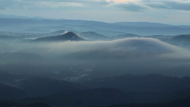 黎明时山上有雾和云视频素材