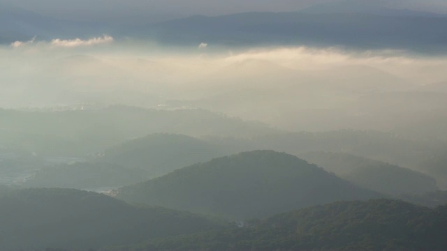 黎明时山上有雾和云视频素材