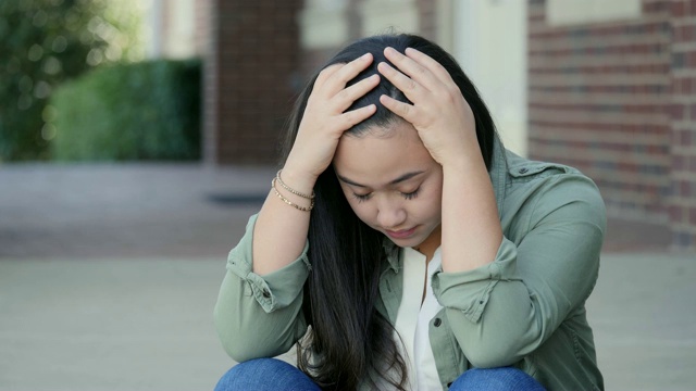 情绪紧张的女大学生表示怀疑视频素材