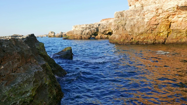 海水溅在岩石上，风景如画。视频素材