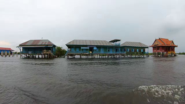 柬埔寨暹粒洞里树磅福禄水上漂浮的村庄视频素材