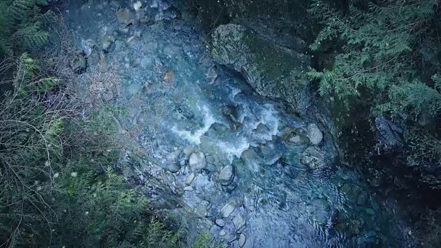 雪花落在野河鸟瞰视频素材