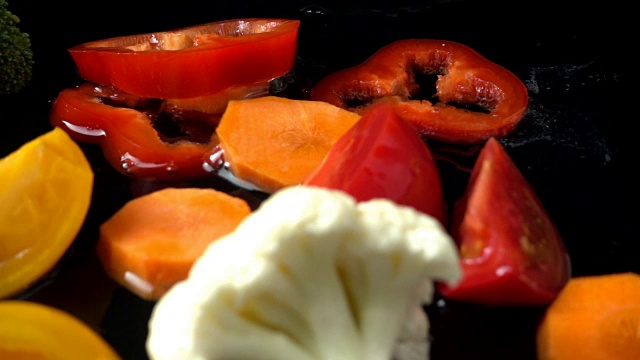蔬菜混合西红柿，花椰菜，花椰菜，胡椒和胡萝卜。视频素材