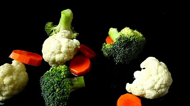 蔬菜混合菜花，花椰菜和胡萝卜。缓慢的运动。视频素材