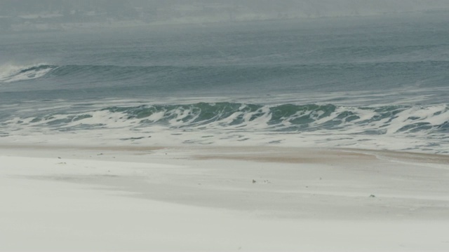 海浪拍打着海岸视频素材