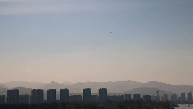 军事战斗机在空中进行机动。视频素材