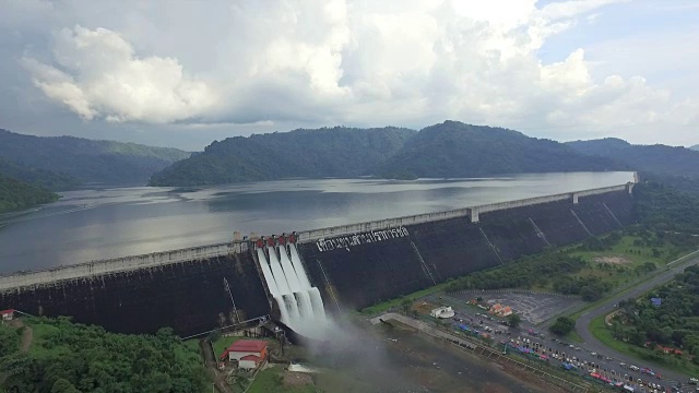 泰国那空Nayok的昆丹普拉坎川大坝鸟瞰图视频素材