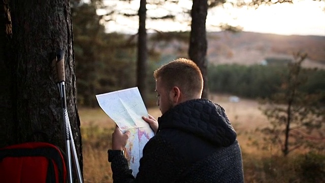 男性徒步旅行者在看地图视频素材