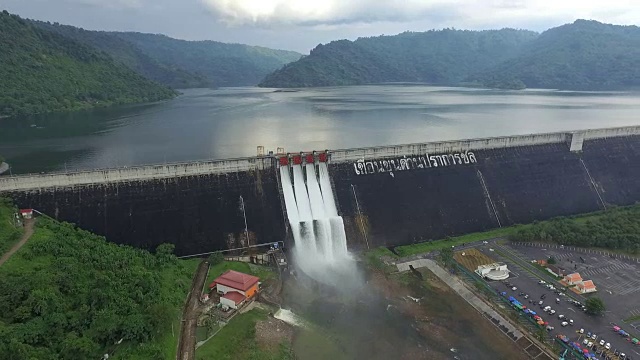 泰国那空Nayok的昆丹普拉坎川大坝鸟瞰图视频素材