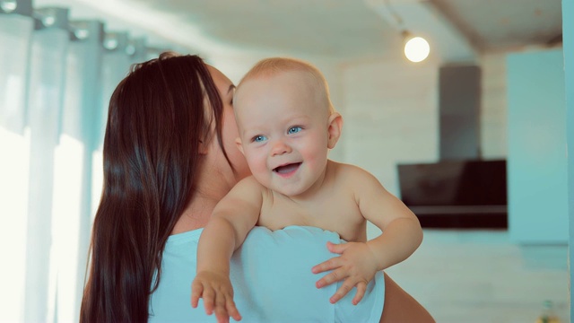 妈妈怀里抱着她的孩子视频素材