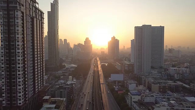 鸟瞰图的街道道路上的桥在阳光在曼谷城市景观，泰国视频素材