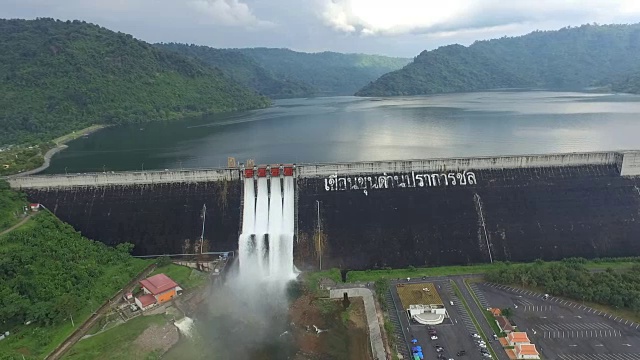 泰国那空Nayok的昆丹普拉坎川大坝鸟瞰图视频素材