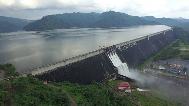 泰国那空Nayok的昆丹普拉坎川大坝鸟瞰图视频素材