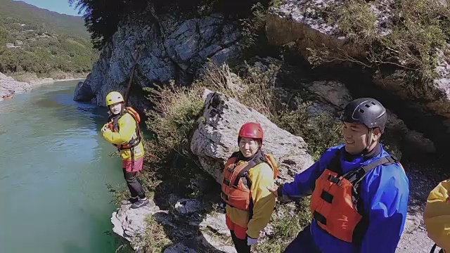 一个女人在白水河漂流期间跳进河里的个人观点视频素材