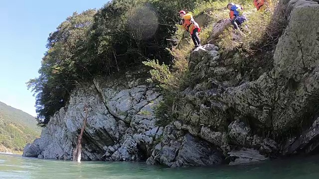 一个女人在白水河漂流期间跳进河里的个人观点视频素材